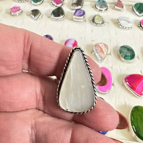 💕 Mother of pearl natural gemstone ring, silver overlay adjustable, stamped 95 - Picture 3 of 3